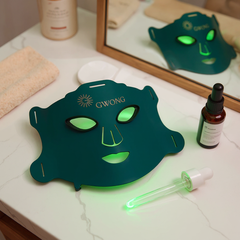 Person using Gwong LED mask